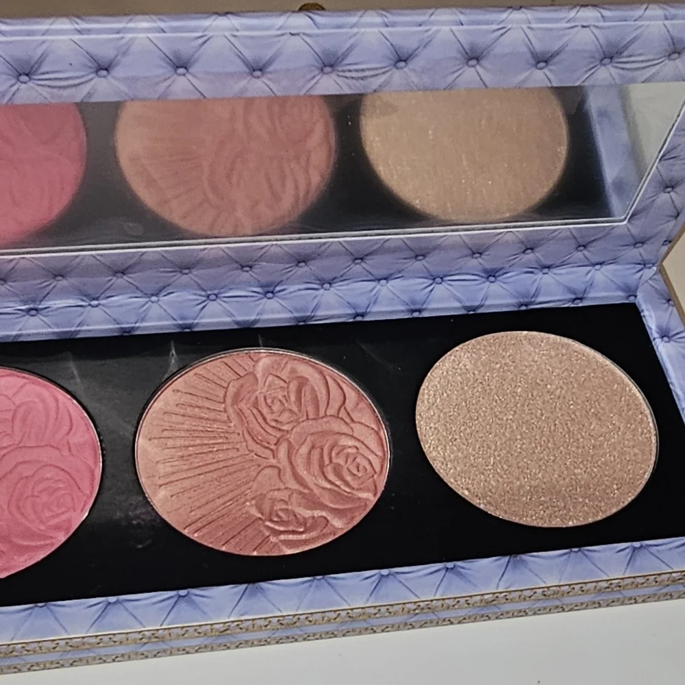 Pat McGrath Divine Blush and Glow Trio-x Bridgerton. LOVE AT FIRST BLUSH